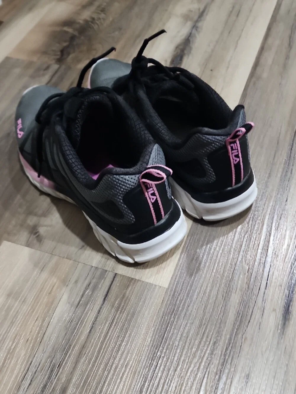 FILA Women's Gray and Pink Low-Top Athletic Trainers